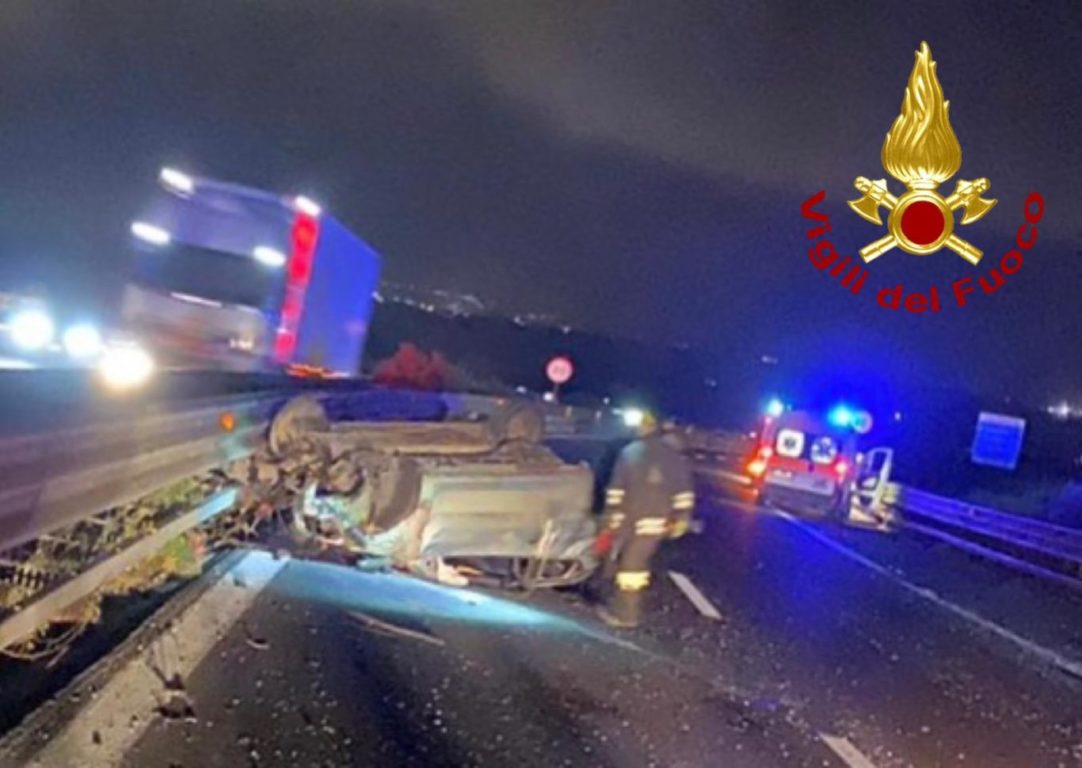 INCIDENTE SULL'AUTOSTRADA SIRACUSACATANIA, UN'AUTO SI RIBALTA FERITE