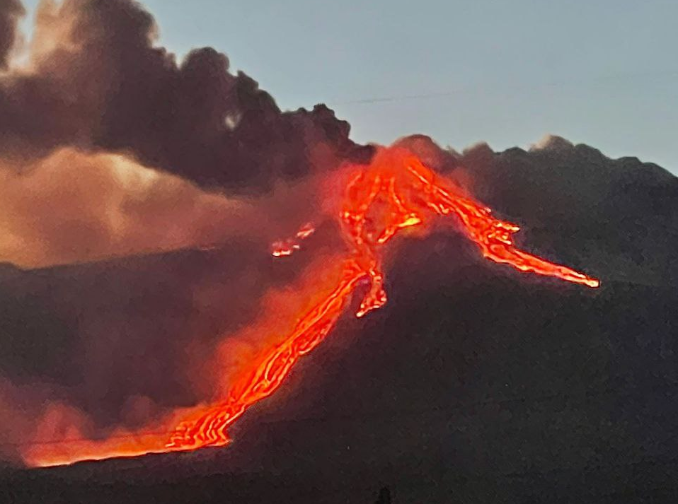 ETNA. L'INGV &quot;FINE DEL FENOMENO DI FONTANA DI LAVA, TREMORE VULCANICO