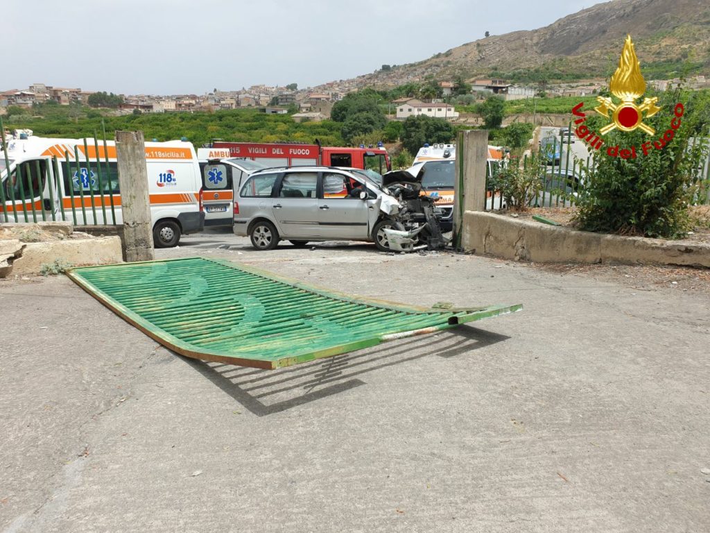 GRAVE INCIDENTE IERI A PALAGONIA, AUTO SI SCHIANTA CONTRO UN CANCELLO
