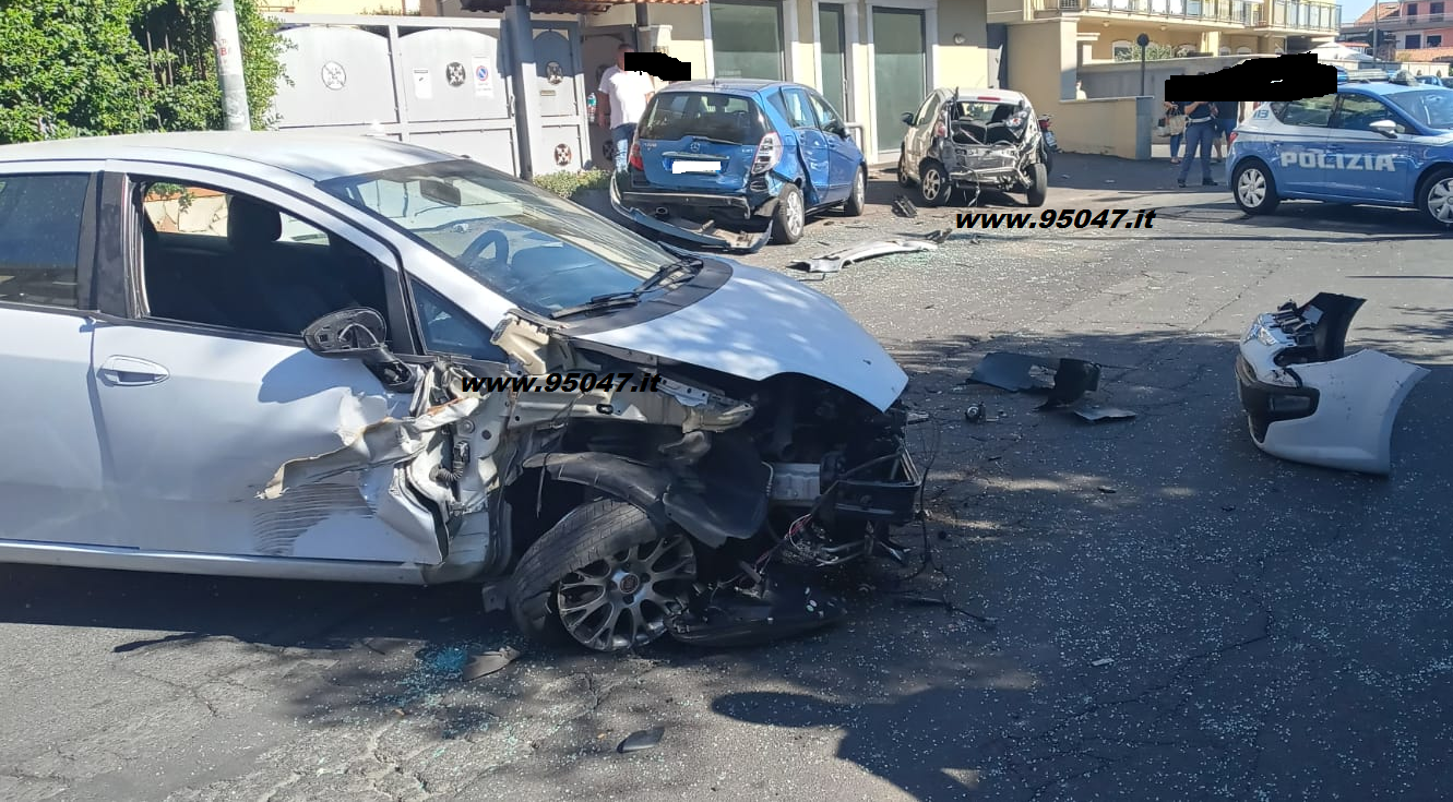 INCIDENTE A GRAVINA DI CATANIA, TRE AUTO COINVOLTE. DUE FERITI 95047.it